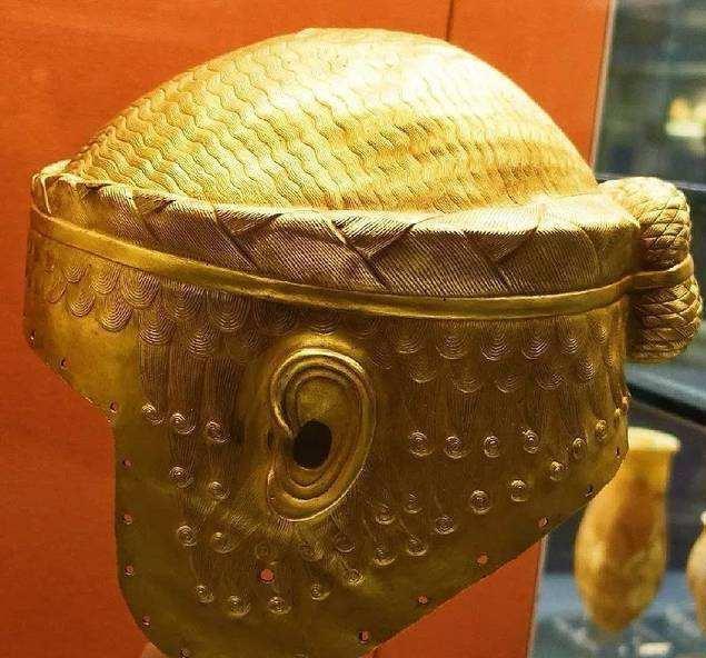 包括梅斯卡拉姆沙尔王的金盔,舒巴特女王的黄金玉饰和贝壳状金粉盒,镂