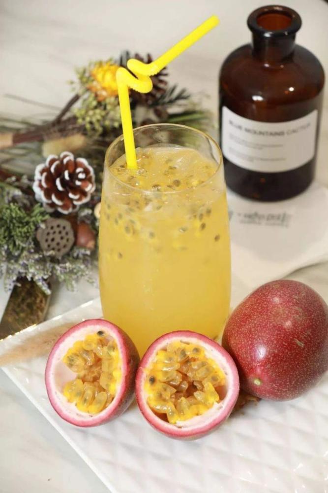 所以柠檬真的是许多东南亚菜品当中必不可少的食材,饮品也不例外