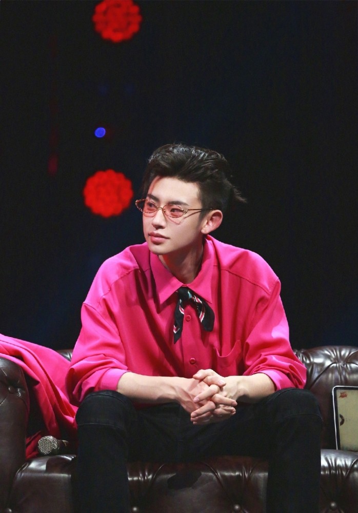 小鬼个性十足穿玫红色衬衫显洋气一般人驾驭不了