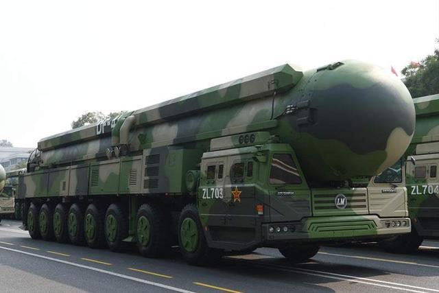 图为东风41导弹东风41导弹在推进剂上运用新一代的n15固体推进剂,最远