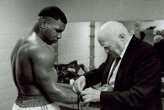 泰森的成名之路离不开恩师达马托在他的面前泰森才像个孩子