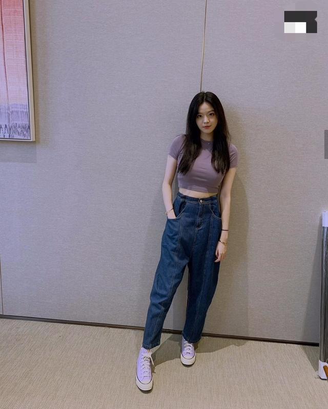 华谊小公主晒照穿蓝织针衫戴金链子单手托腮恋爱脸显娇羞