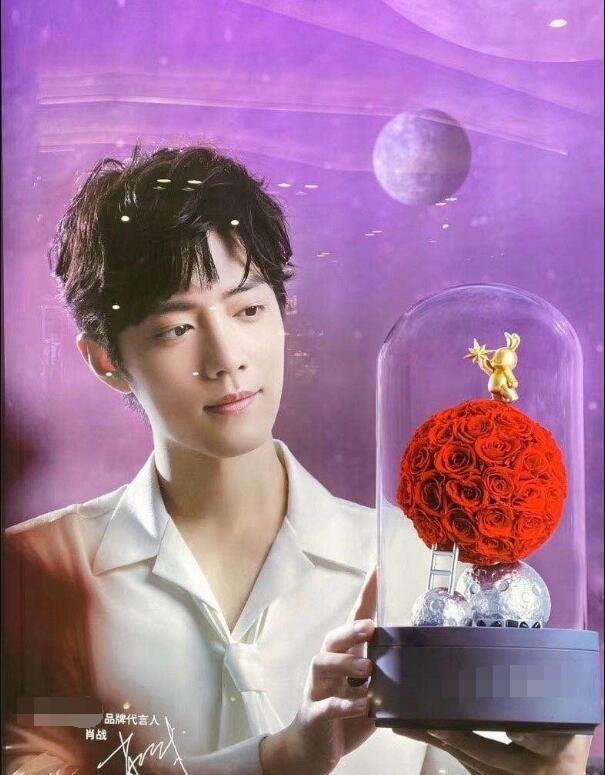 男孩子们拿着存下的工资,给心仪的姑娘送口红,买玫瑰花.