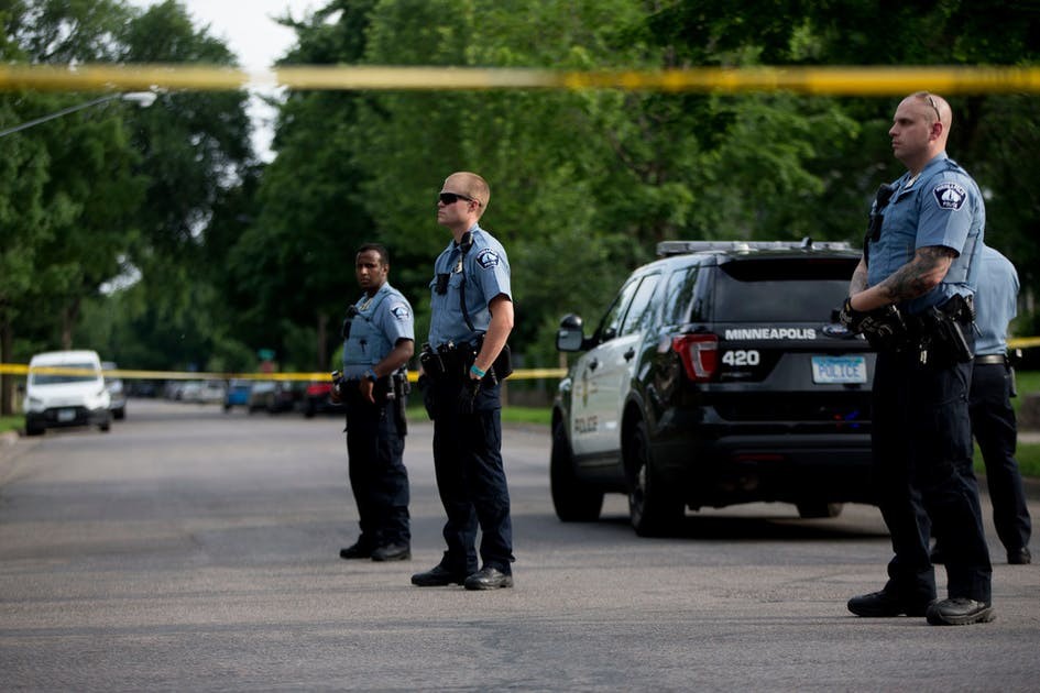 mother|男子捅死62岁母亲将其分尸，父亲报警求助：我儿子杀了他妈