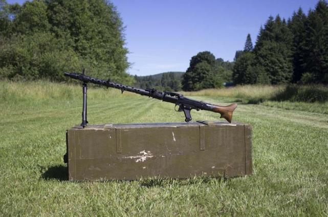 罕见mg34通用机枪现身美国,枪管完好度99%,出厂之后一枪都没打过