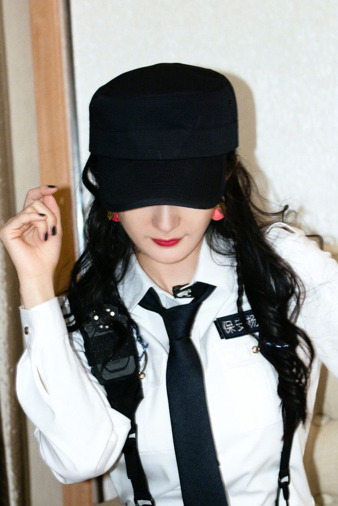 女神杨幂,穿上保安服,简直美爆