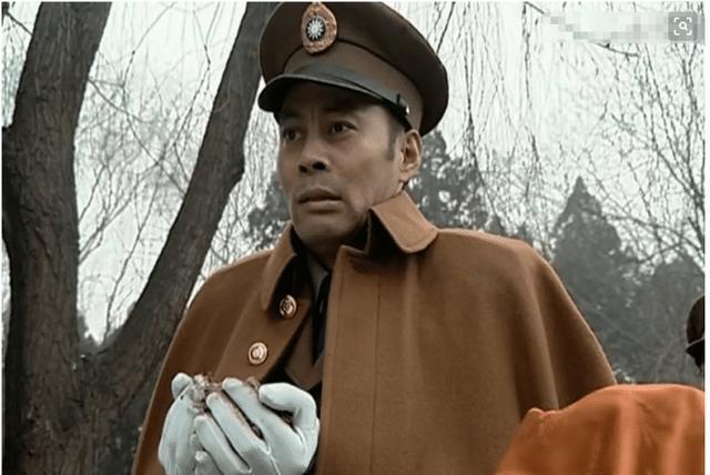 一样都是楚云飞捧土,老版被称为经典,新版是怕土脏了衣服吗?_腾讯新闻