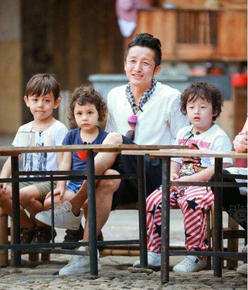 拳王邹市明一家四口同框9岁轩轩身高紧赶妈妈二儿子神似妈妈