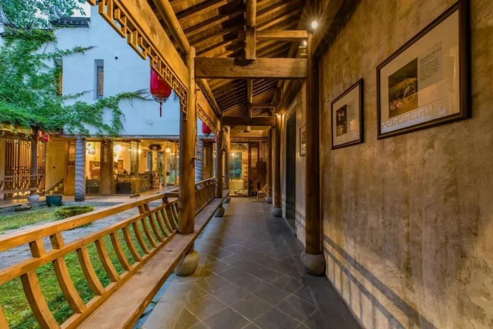 住进西冲院,在西冲院里喝茶观花细数时间的流逝,老电影一般,一帧一帧