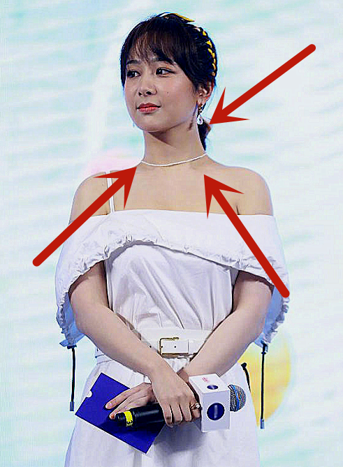 杨紫近日活动生图曝光,网友却只关注她的脖子,终于平衡了
