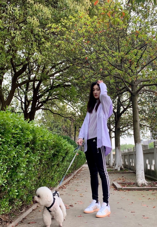 袁雨萱签约嘉行却不红?力证"腿精"穿长裤,终于知道怎么穿了