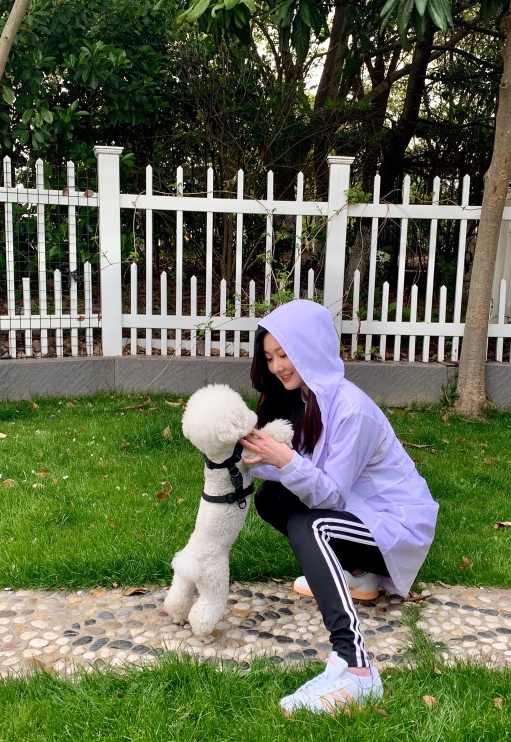 袁雨萱签约嘉行却不红?力证"腿精"穿长裤,终于知道怎么穿了