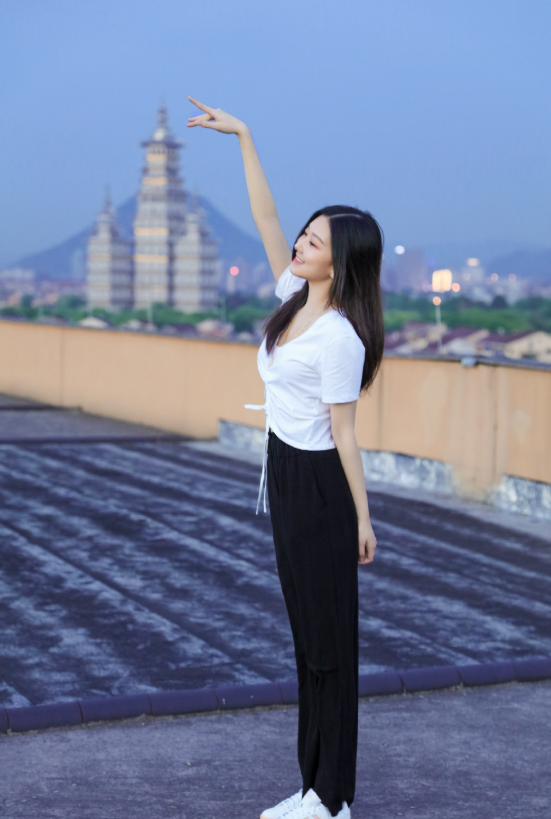 袁雨萱签约嘉行却不红?力证"腿精"穿长裤,终于知道怎么穿了