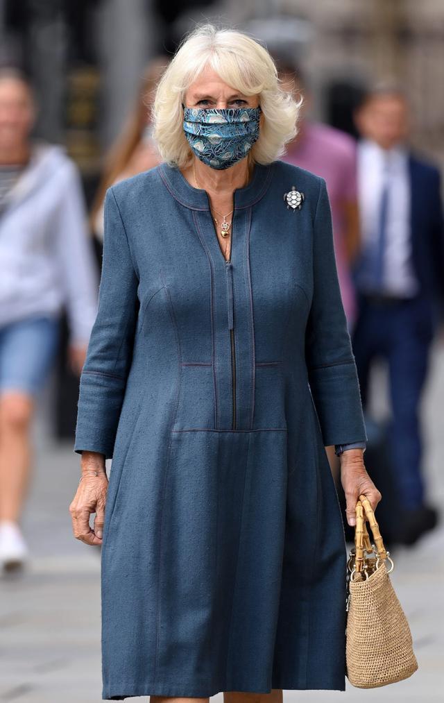 卡米拉低调步行参加活动成英王室戴口罩上班第一人