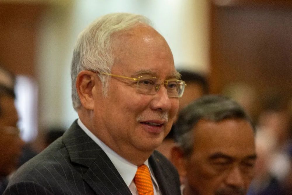 家中搜出18亿元财物,马来西亚前总理被判12年监禁,罚金3.5亿