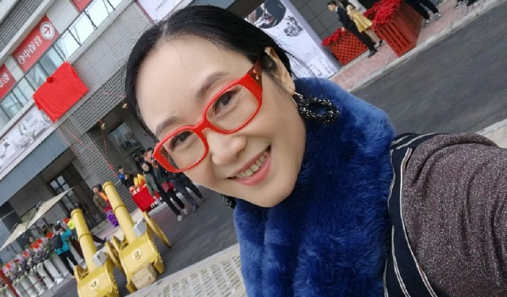 曾是护士却阴差阳错成为演员,丈夫去世13年,独自抚养女儿至今未嫁