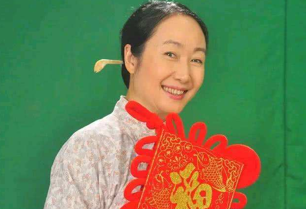 曾是护士却阴差阳错成为演员,丈夫去世13年,独自抚养女儿至今未嫁