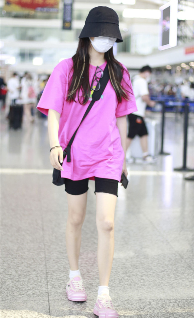 杨超越成名后就是不一样连芭比粉都敢往身上穿谁知却潮到炸街