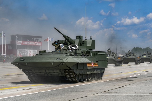 配备"匕首"无人炮塔的俄罗斯t-15"阿玛塔"底盘重型步兵战车
