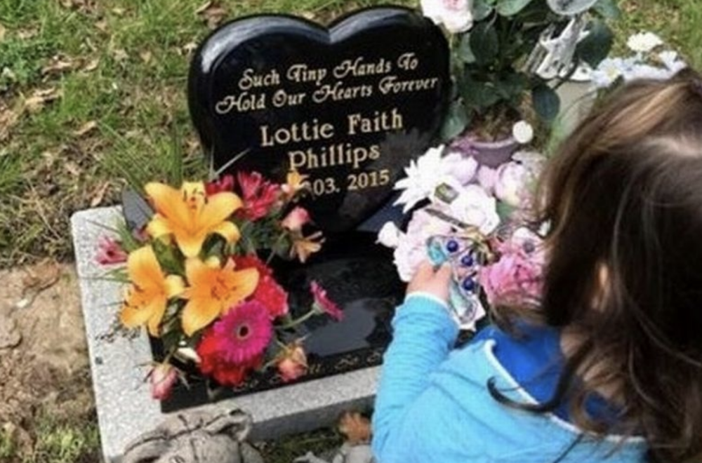 坟墓|英国女子给自己女儿上坟时，发现坟墓上的鲜花和泰迪熊不翼而飞