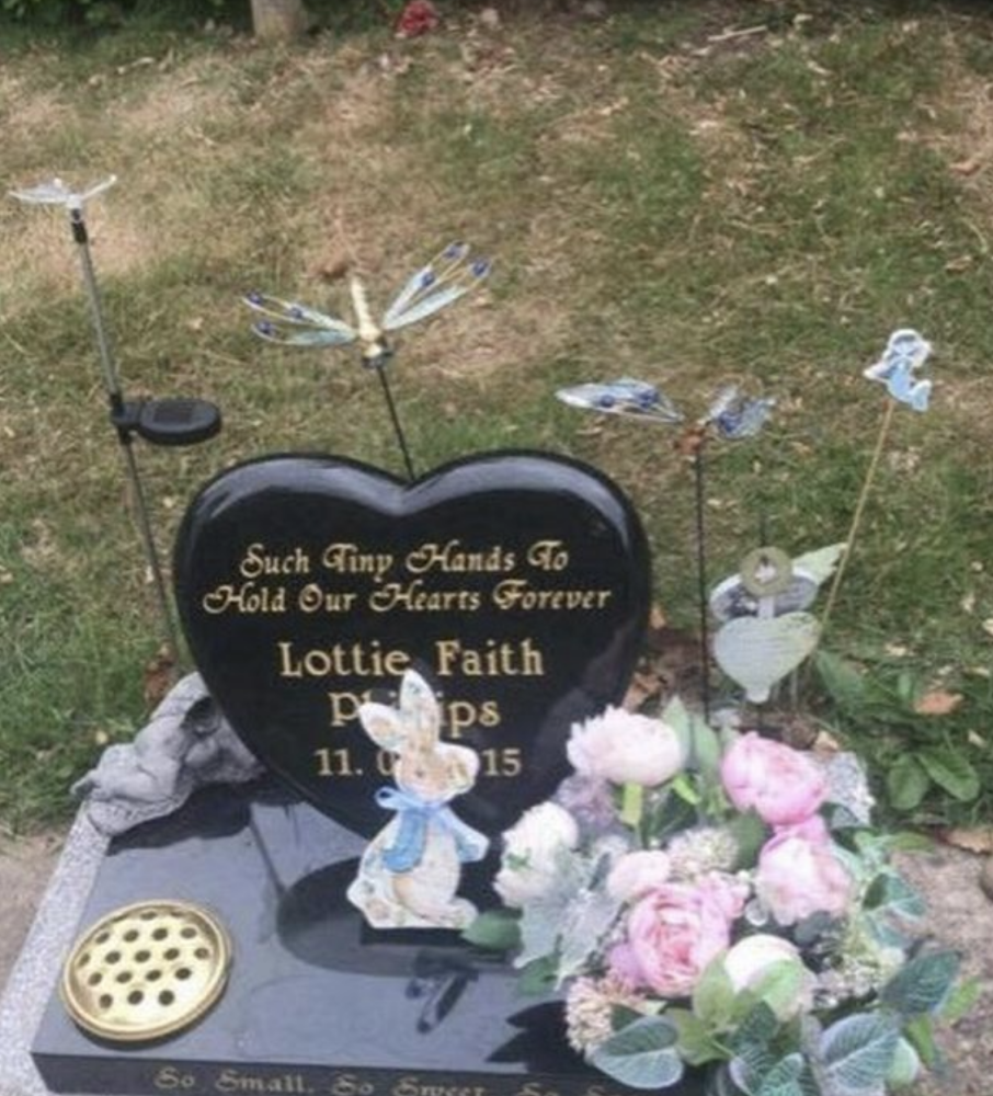 坟墓|英国女子给自己女儿上坟时，发现坟墓上的鲜花和泰迪熊不翼而飞