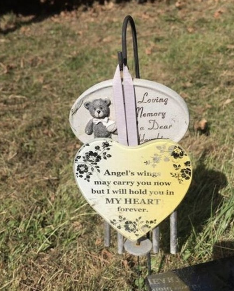 坟墓|英国女子给自己女儿上坟时，发现坟墓上的鲜花和泰迪熊不翼而飞