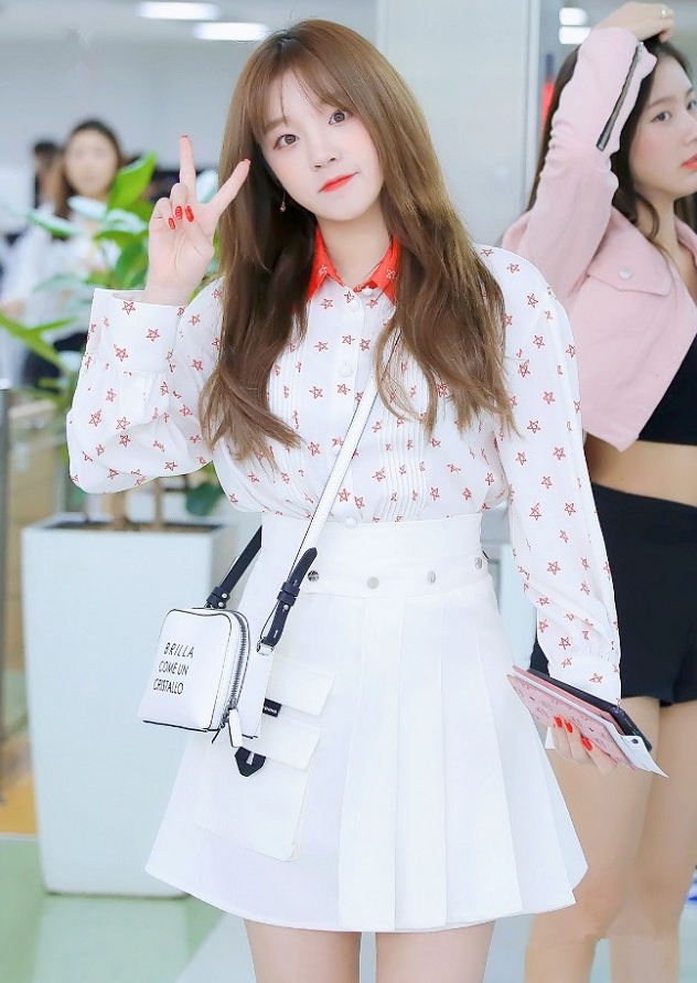 宋雨琦被要求穿上jk,谁知却秀出了"多肉腿",还是赶紧换掉吧