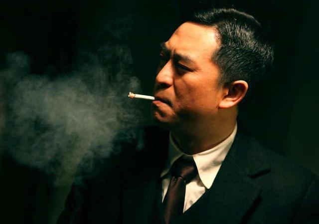 张嘉译也是老烟枪与妻女再现身烟不离手走路踉跄老态龙钟