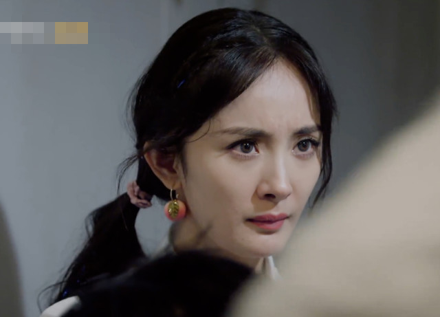 杨幂第一次戴混血美瞳,却画个韩妆,搭配出来后:原谅我欣赏不来!