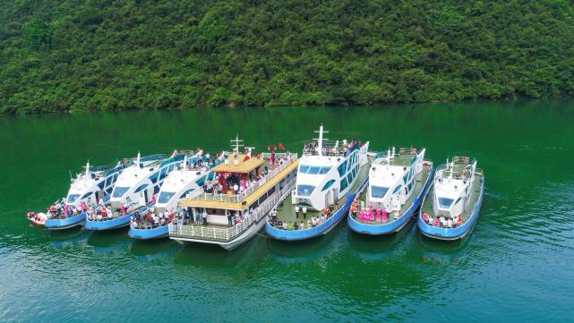 据悉,通过4年升级打造,芙蓉江增设了9艘造型独特的观光游船,其中鱼龙