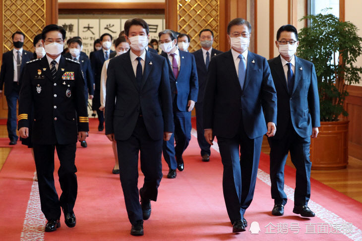 文在寅|文在寅向新任国情院长和统一部长颁发任命状：南北关系全靠你们了