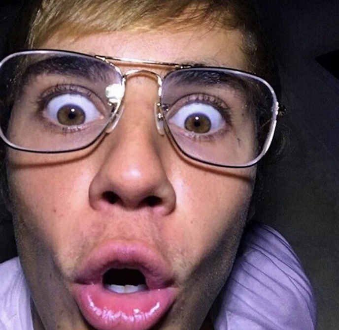 贾斯汀·比伯开兰博基尼带妻子夜游,二人合唱难掩兴奋,海莉满手金戒指