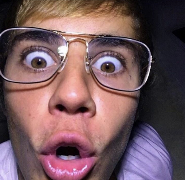 一家里有一个美的就可以了,比伯承担起了家里搞笑担当