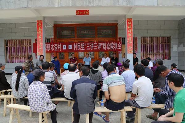 镇雄县检察院党组书记,检察长李劲松,盐源镇党委书记汪继金,镇挂片
