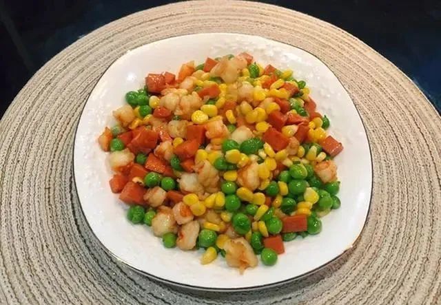 在家炒盘五彩虾仁,做法很简单,健康营养完善的美味,小孩最爱吃!