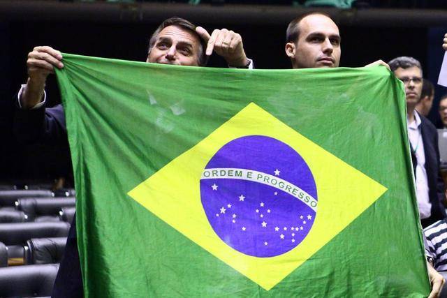 爱德华多·博索纳罗|巴西总统之子发布视频致敬特朗普，美众议院：博索纳罗一家必须远离美国大选