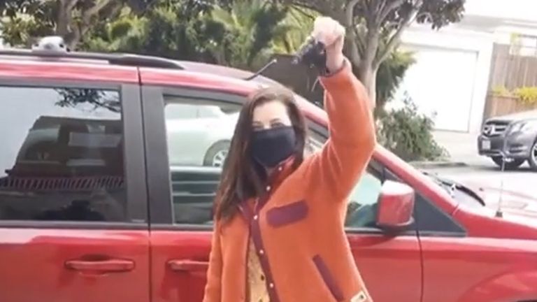 面包车|女子发起“发卡换房子”挑战，仅两个月就已经换到一辆面包车