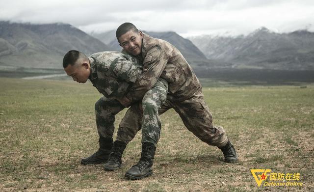 近日,第77集团军某旅以提升官兵格斗技巧与水平,进一步指明训练方向为
