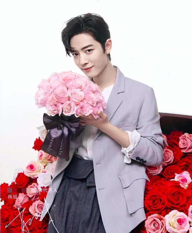 肖战|参加活动不配有姓名？肖战台上合影靠边站，聚餐照片也惨遭曝光