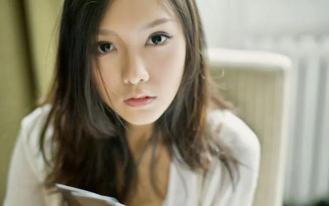 网友们扒出王颖是个外围模特,在美空网经常发性感照,而且还整容隆 ..