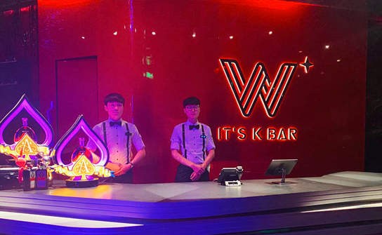 三五好友相聚,喝喝啤酒,唱唱歌,量贩式ktv是助力友情升温的最佳娱乐