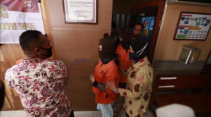 印尼|女孩因没钱上网公开“出售”自己，结果她和2名涉案男子都被抓