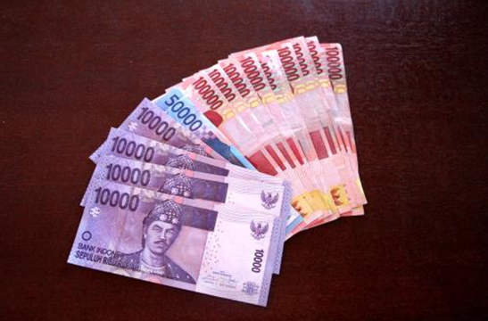 印尼|女孩因没钱上网公开“出售”自己，结果她和2名涉案男子都被抓