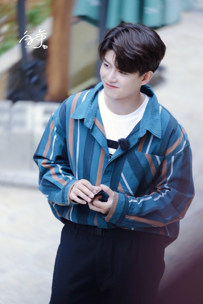 任嘉伦录制极限挑战造型更显蓬勃朝气