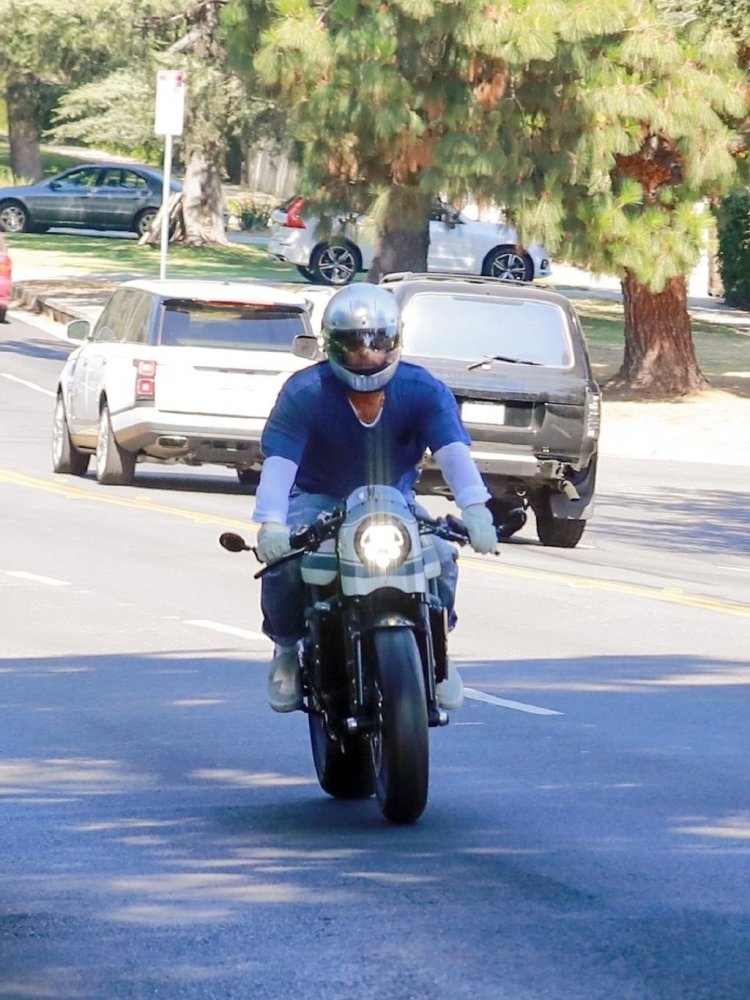 57岁布拉德皮特骑机车看望孩子男神就是男神越老越拉风啊