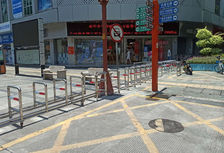步行街出入口新增设限行装置摩托车电动车共享单车将无法驶入