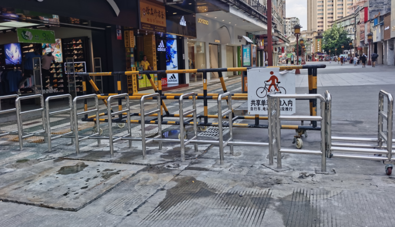 步行街出入口新增设限行装置摩托车电动车共享单车将无法驶入