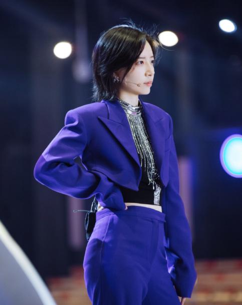 李斯丹妮才是真正的 皇 万茜扶她上楼 袁咏琳为她洗浴缸 李斯丹妮 袁咏琳 万茜 浪姐