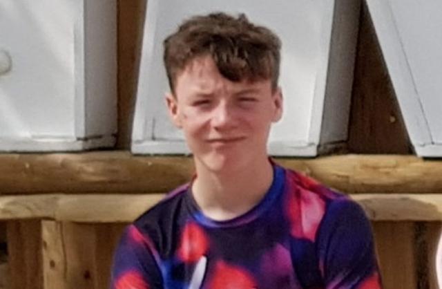 自杀|英14岁男孩太想念死去的妈妈，毅然撞火车自杀，与妈妈天堂相见