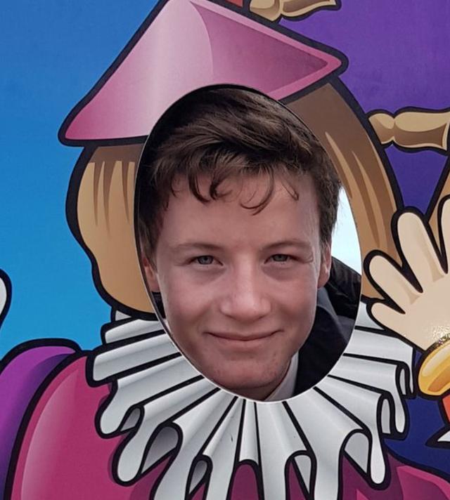 自杀|英14岁男孩太想念死去的妈妈，毅然撞火车自杀，与妈妈天堂相见